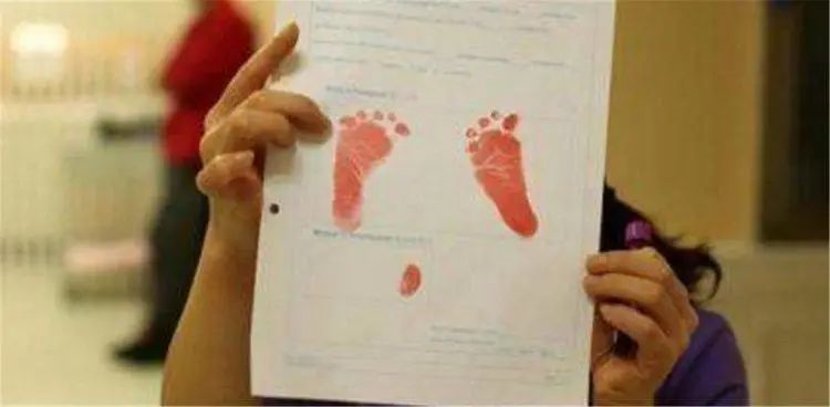 懷疑孩子非親生，夫妻偷做親子鑒定，竟是正規(guī)醫(yī)院新生兒被抱錯？