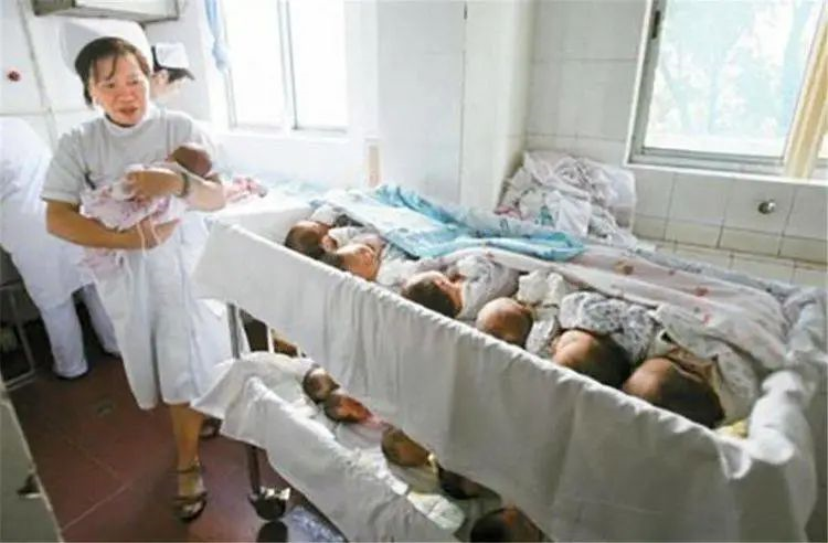 懷疑孩子非親生，夫妻偷做親子鑒定，竟是正規(guī)醫(yī)院新生兒被抱錯？