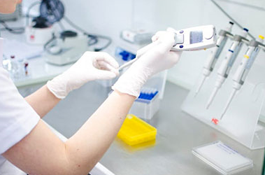 產(chǎn)婦醫(yī)院生下男嬰，后男嬰竟變成女?huà)?，親子鑒定后家屬樂(lè)了