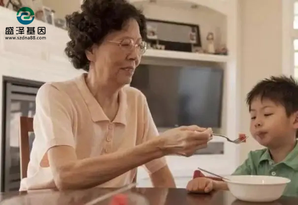 張阿姨瞞著兒媳婦給孫子做親子鑒定，鑒定報(bào)告出來(lái)老兩口驚呆了！