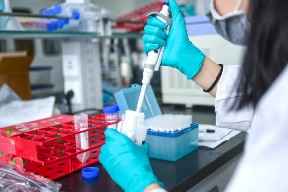 20歲女性產(chǎn)子后，竟要求6名男人來做親子鑒定，事情結(jié)局讓人痛心