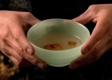 偏信“滴血認(rèn)親”雙方親屬血液相融于清水引鬧劇 DNA親子鑒定才可靠