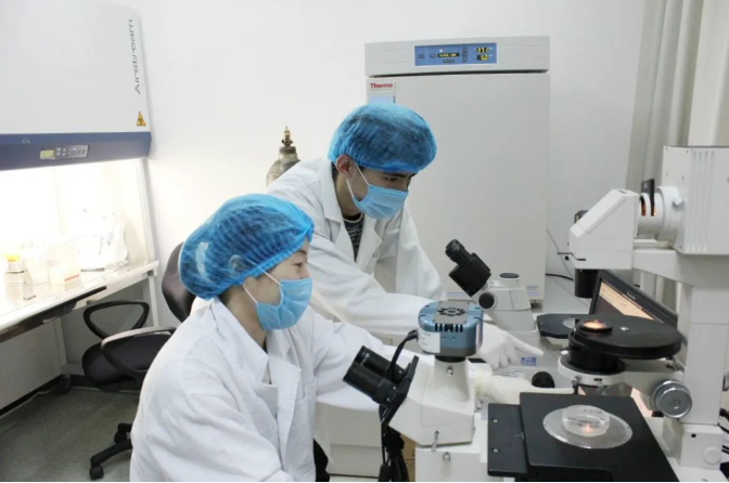 做親子鑒定是不是一定要本人親自到司法鑒定所讓工作人員采樣本？