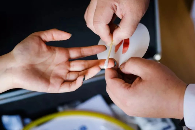 做親子鑒定是不是一定要本人親自到司法鑒定所讓工作人員采樣本？